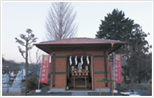 七福神の石像が見守る「七福神神社」。