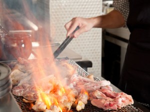 ライブ感満載に鶏肉を炙り焼く