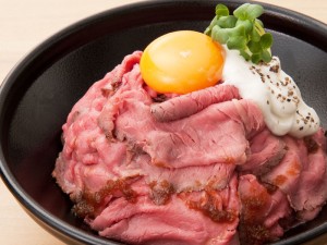 絶品！山盛り「ローストビーフ丼（並）」880円（税込）