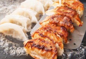 自慢の「薄皮與一餃子」税別450円（7個）