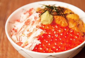 北海の三大スター「ウニ・イクラ・カニ」を一度に食べられる贅沢丼