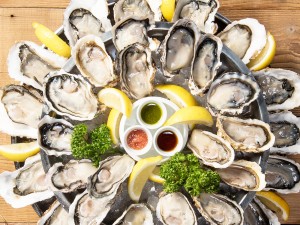 圧巻の「OYSTER PLATTER 24（オイスタープラッター24個入）」は通常9,800円→半額の4,900円（税別）