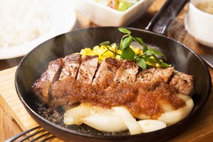 肉厚ジューシー!肉の頂点を極めるサーロインステーキもこの期間500円