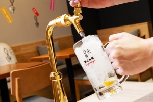 飲み放題専用サーバーで注ぎ放題できる「卓上レモンサワー」（60分500円・延長30分300円）