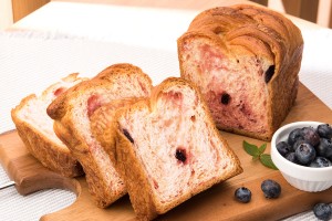 毎年人気の季節限定デニッシュ食パン「ブルーベリーデニッシュ」（税込980円）