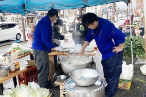 1月6日（土）、『庄や』七尾駅前店店頭での炊出しの様子