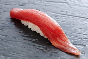 泳ぐ魚の姿をイメージした握りが特徴