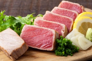 わらの炎で旨味を凝縮「本マグロ中トロわら焼き」（1,750円）