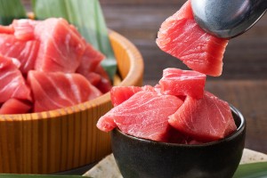 「本マグロぶつ量り売り」（1g9円／100gから注文可）