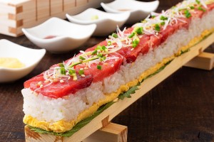 全長30cm！「本マグロ彩り棒寿司」（1,680円）