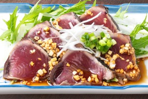 「戻りかつお叩き 特製にんにくタレ」（750円）