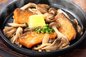 「秋鮭と木の子のバタポン炒め」（750円）