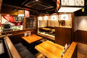 『大衆馬肉酒場 三村』中目黒店の内観