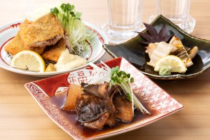 左から「仲買人イチオシ！アジフライ」（680円）、北海道産の「ホッケの煮付け」（500円）、「穴子一夜干し」（780円）