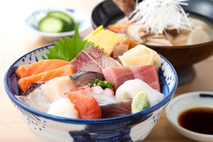 朝競り鮮魚を中心にネタ10種を贅沢に盛った「三四味屋丼」（1000円）