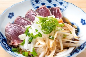 「初かつおと新玉ネギのたたきポン酢」（680円）