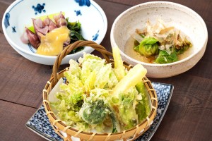（左上）ウドとホタルイカの酢味噌、（右上）ふきのとう お浸し、（中央）山菜天布羅盛り