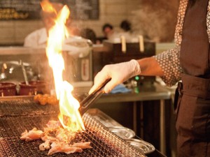 ライブ感あふれる演出が、訪れる人々の食欲を誘う