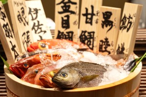 粋なスタッフが「一本魚」を桶に盛って客席を回る