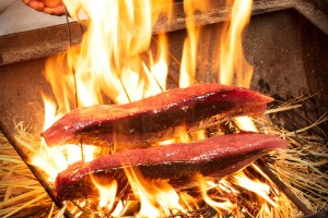 板前が絶妙な塩加減と火加減で豪快に炙る