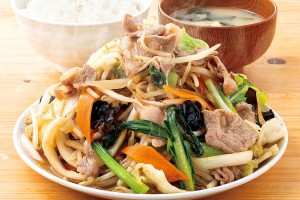 約1kgのボリューム「鬼盛り!!肉野菜炒め定食」(1580円)