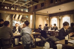 “蕎麦前”文化を楽しむお客様の様子(茗荷谷店にて)