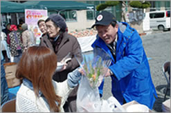 春を告げる花、スイトピーと野菜セットを手渡す。「今日はお彼岸だから、お墓にお供えできる」と…