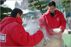 地元のメンバーだからこそ！まだ寒い春に、駆けつけてくれた東北の店舗のメンバーが豚汁を振舞った。