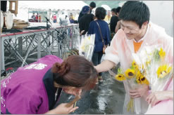 大庄よりイベントの全出演者に「元気」と「笑顔」の象徴「ひまわり」が一人ひとりに手渡された。会場内はひまわりで一杯に。