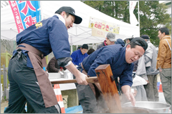 大庄よりイベントの全出演者に「元気」と「笑顔」の象徴「ひまわり」が一人ひとりに手渡された。会場内はひまわりで一杯に。