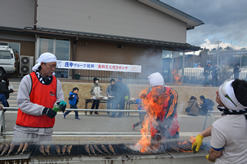 無料配布の炭火焼きサンマ2,000尾を提供しました