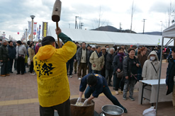 餅つき体験・お餅振る舞いには、長蛇の列ができました