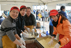 当社の本部社員も復幸祭にかけつけ、一緒にお餅を振舞いました