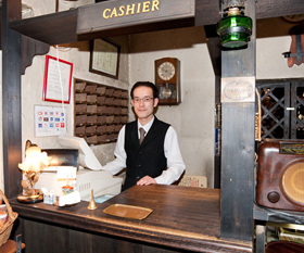 「マ・メゾン」とは
フランス語で「私の家」。アンティークな家具がいっぱいの落ち着いて雰囲気の店内で、欧州家庭料理の精髄をお楽しみ下さい。