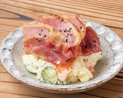 炙りベーコンのせポテトサラダ｜東京酒BAL　塩梅グランドメニュー