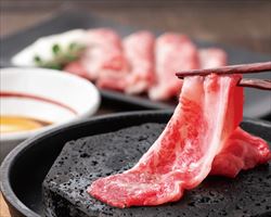 黒毛和牛さっと炙りすき焼き(溶岩焼き)｜東京酒BAL　塩梅グランドメニュー