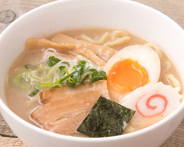 仕上げの魚介とんこつ醤油ラーメン