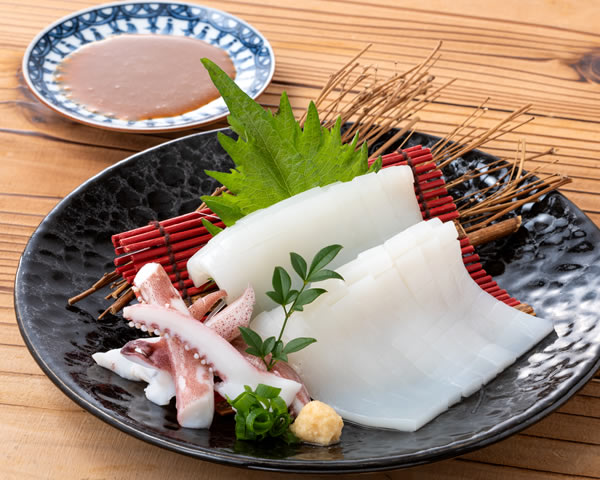 季節の烏賊刺身 ~肝醤油添え~